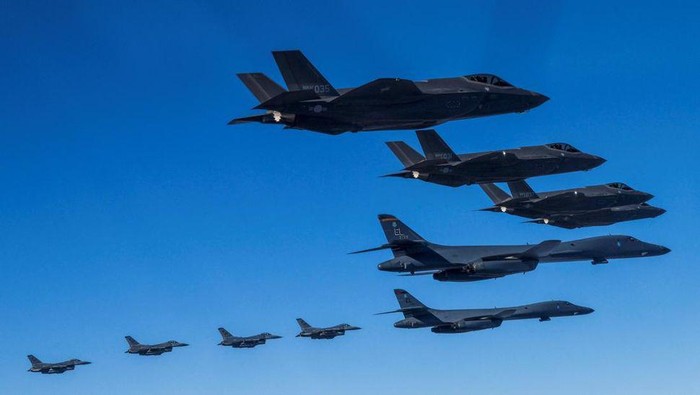Jet tempur AS dan Korea Selatan mengikuti latihan militer gabungan di Seoul, Korea Selatan, Minggu (19/2/2023).
