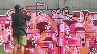 Di balik debu tebal dan jalanan berlubang, komunitas kreatif di Parungpanjang kompak untuk menyalurkan bakat mereka lewat mural dan musik. Keren banget!