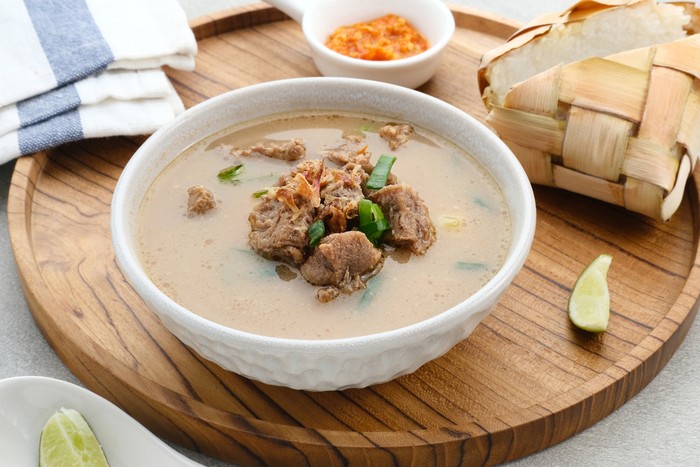 Kuliner di area sekitar stasiun utama di Jakarta dan berbagai daerah.