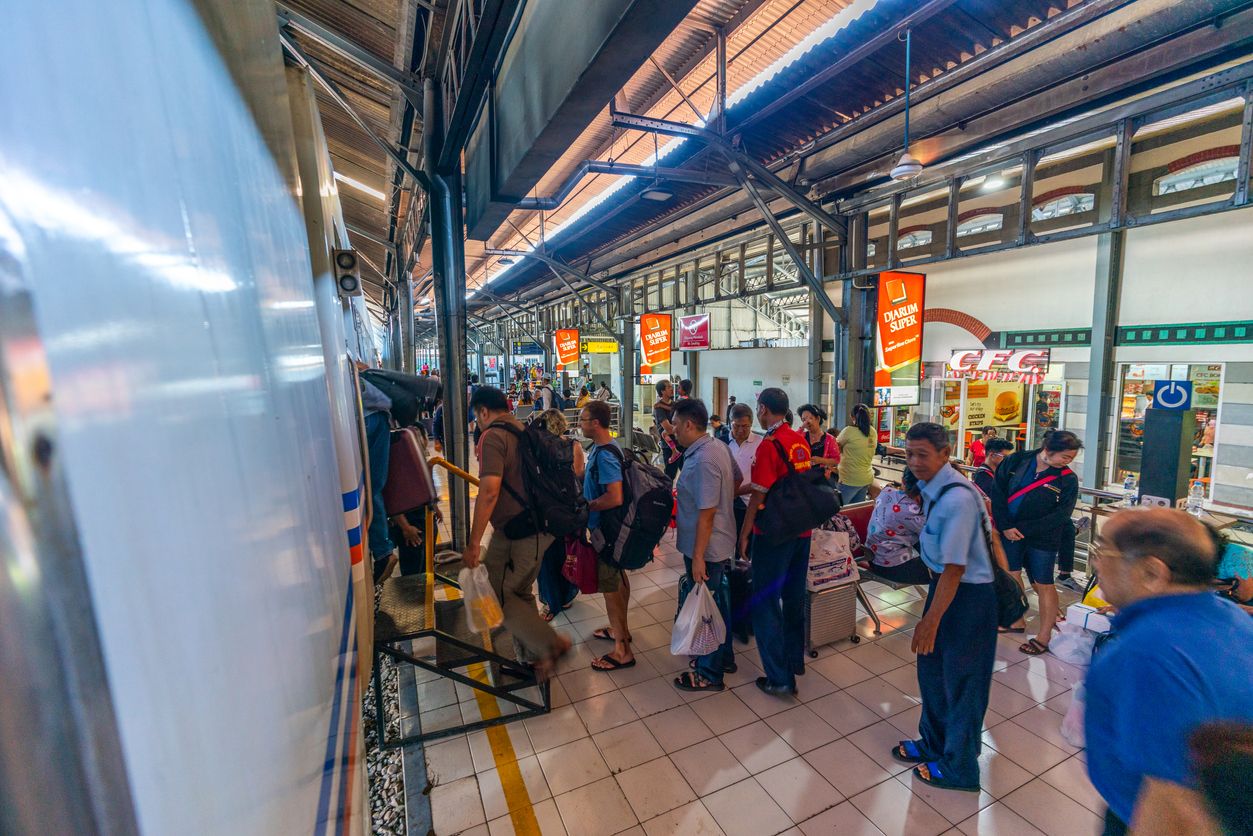 Kuliner di area sekitar stasiun utama di Jakarta dan berbagai daerah.