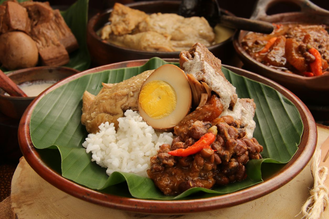 Kuliner di area sekitar stasiun utama di Jakarta dan berbagai daerah.