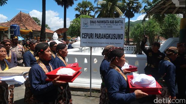 Labuhan Tingalan Jumenengan Dalem Sri Sultan Hamengku Buwono (HB) X di Pantai Parangkusumo, Kapanewon Kretek, Kabupaten Bantul, Selasa (21/2/2023).