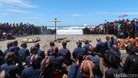 Sesuai dengan tradisi diadakan hajad dalem labuhan, di mana berbagai ubo rampe seperti pangajeng dan pendherek bakal dilarung. Foto: Pradito Rida Pertana/detikJateng