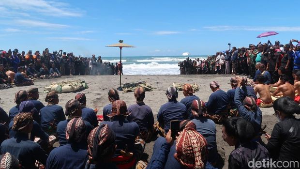 Labuhan Tingalan Jumenengan Dalem Sri Sultan Hamengku Buwono (HB) X di Pantai Parangkusumo, Kapanewon Kretek, Kabupaten Bantul, Selasa (21/2/2023).