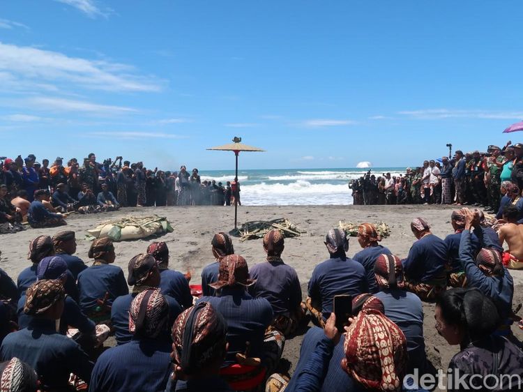 Potret Momen Rambut hingga Kuku Sultan HB X Dilarung di Parangkusumo