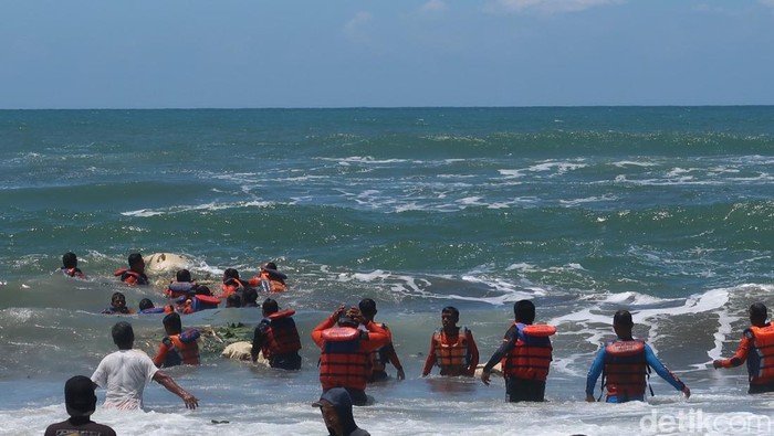 Labuhan Tingalan Jumenengan Dalem Sri Sultan Hamengku Buwono (HB) X di Pantai Parangkusumo, Kapanewon Kretek, Kabupaten Bantul, Selasa (21/2/2023). Labuhan Tingalan Jumenengan Dalem Sri Sultan Hamengku Buwono (HB) X di Pantai Parangkusumo, Kapanewon Kretek, Kabupaten Bantul, Selasa (21/2/2023).