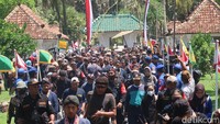Selesai dari Cepuri, para abdi dalem kembali membawa ubo rampe dengan cara dipanggul ke pinggir Pantai Parangkusumo. Selanjutnya, mulailah prosesi doa dan melabuh atau melarung ubo rampe tersebut ke laut selatan. Foto: Pradito Rida Pertana/detikJateng