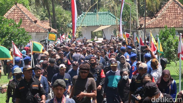Labuhan Tingalan Jumenengan Dalem Sri Sultan Hamengku Buwono (HB) X di Pantai Parangkusumo, Kapanewon Kretek, Kabupaten Bantul, Selasa (21/2/2023). Labuhan Tingalan Jumenengan Dalem Sri Sultan Hamengku Buwono (HB) X di Pantai Parangkusumo, Kapanewon Kretek, Kabupaten Bantul, Selasa (21/2/2023).