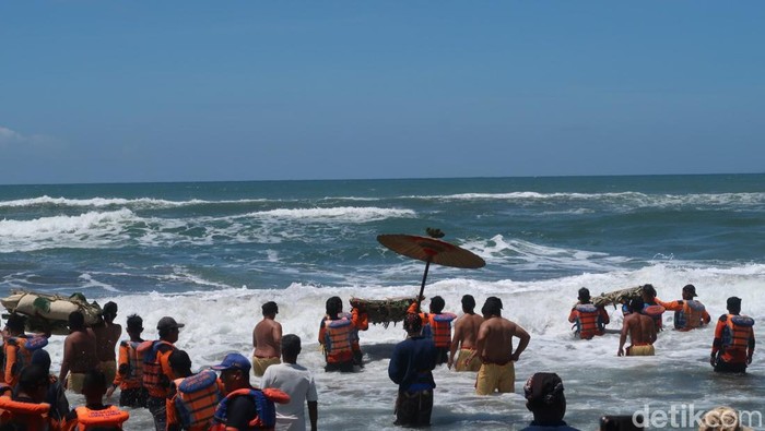 Labuhan Tingalan Jumenengan Dalem Sri Sultan Hamengku Buwono (HB) X di Pantai Parangkusumo, Kapanewon Kretek, Kabupaten Bantul, Selasa (21/2/2023).