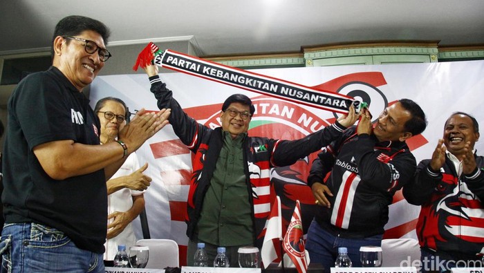 Laksamana Sukardi Gabung PKN Politisi senior Laksamana Sukardi resmi bergabung dengan Partai Kebangkitan Nusantara (PKN) di kantor DPP PKN, Jl Mangunsarkoro, Menteng, Jakarta Pusat, Selasa (21/2/2023).