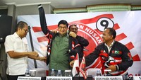 Sukardi juga menerima jaket Partai Kebangkitan Nusantara (PKN).