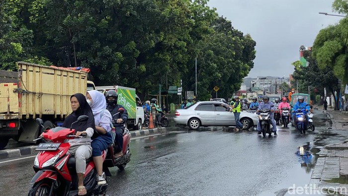 Lalu lintas di Jalan Raya Pasar Minggu arah Kalibata, Jaksel, terpantau macet. Kondisi ini dipicu padatnya kendaraan putar balik di dekat Halte Brimob. (Devi Puspitasari/detikcom)