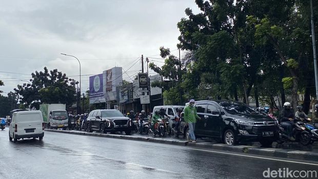 Lalu lintas di Jalan Raya Pasar Minggu arah Kalibata, Jaksel, terpantau macet. Kondisi ini dipicu padatnya kendaraan putar balik di dekat Halte Brimob. (Devi Puspitasari/detikcom)