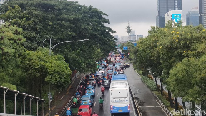 Lalu lintas Jalan Gatot Subroto arah Senayan macet, Selasa (21/2/2023) per pukkel 09.20 WIB.