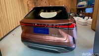 Powertrain PHEV pada The All New Lexus RX 450h+ Luxury, ditunjang dengan engine 2.5L 4-silinder Plug-In Hybrid Electric bertenaga 304 Hp dengan transmisi Hybrid Transaxle CVT. Digabungkan dengan baterai lithium- ion berdaya 18,1 kWh, mendukung kinerja motor listrik di roda depan dan belakang untuk menciptakan sistem AWD. Menariknya Lexus RX 450h+ Luxury memiliki jarak tempuh full EV tanpa bantuan motor bakar sekitar 60–70 km. Foto: Ridwan Arifin