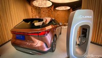 Lexus RX 450h+ Luxury dilengkapi dengan AC Wall Charger untuk memenuhi kebutuhan pelanggan yang ingin melakukan isi ulang baterai di rumah dengan durasi pengecasan sekitar 2,5 – 3 jam hingga baterai penuh 100%. Foto: Ridwan Arifin