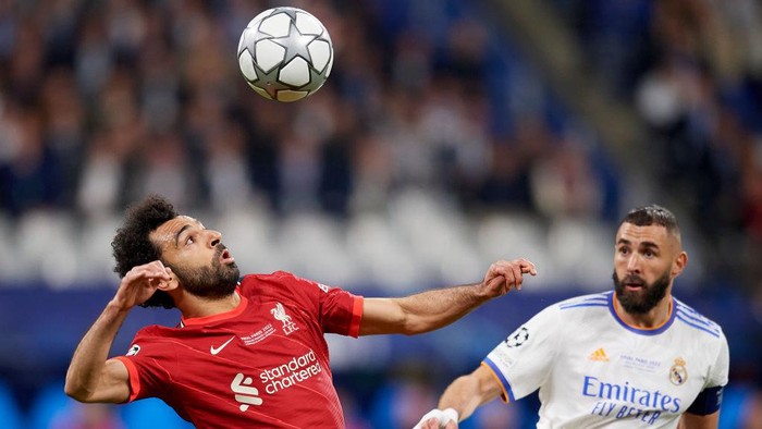 Mohamed Salah of Liverpool and Karim Benzema of Real Madrid compete for the ball during the UEFA Champions League final match between Liverpool FC and Real Madrid at Stade de France on May 28, 2022 in Paris, France. (Photo by Jose Breton/Pics Action/NurPhoto via Getty Images)