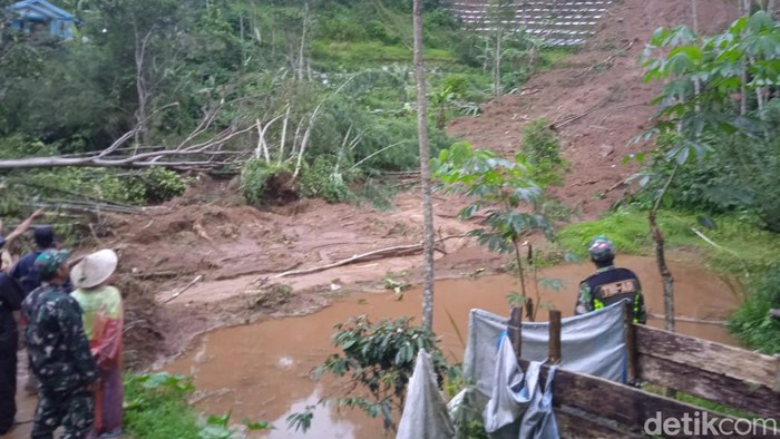 Longsor di Desa Sarwodadi Kecamatan Pejawaran, Banjarnegara. Foto diunggah Selasa (21/2/2023)