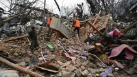 Tim State Disaster Response Force (SDRF) menyelamatkan barang-barang dari rumah penduduk yang rusak akibat longsor di daerah Rezan, Ganderbal, India, Senin (20/2/2023).