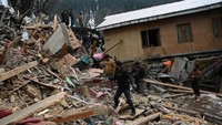 Sedikitnya ada 10 rumah yang rusak akibat longsor tersebut.