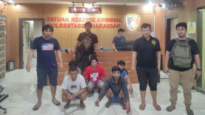 Dua kelompok pemuda di Kota Makassar, Sulawesi Selatan (Sulsel) terlibat aksi tawuran atau saling serang.