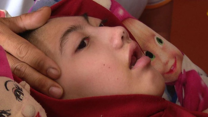 Mutia merupakan pejuang cerebral palsy (lumpuh otak). Ia dirawat oleh ayahnya yang bekerja sebagai penjahit, sementara sang ibu bekerja di pabrik sepatu.