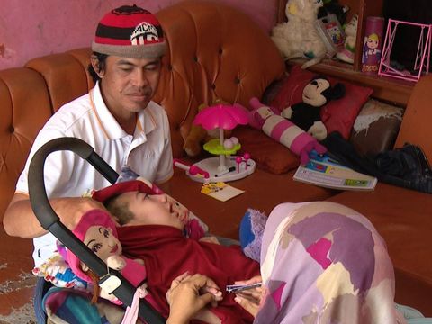 Mutia merupakan pejuang cerebral palsy (lumpuh otak). Ia dirawat oleh ayahnya yang bekerja sebagai penjahit, sementara sang ibu bekerja di pabrik sepatu.