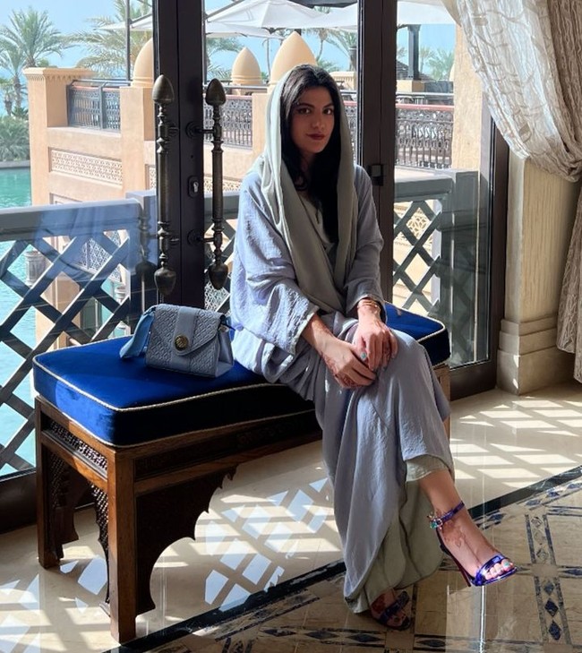 Aku bisa bertemu ratu kecantikan dari berbagai negara dan itu saja sudah sebuah pengalaman. Ada dokter-dokter di antara kami, ada insinyur, orang-orang dari latar belakang yang sangat berbeda. Sangat menarik, ungkapnya kepada The National. Foto: Instagram