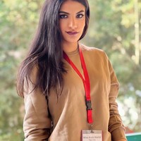 Aku selalu berpartisipasi dalam ajang-ajang terkait fashion week dan Arab Fashion Week. Aku pikir itu dimulai ketika universitas. Aku mulai mengikuti tren dan pada dasar aku suka pakai baju dan memilih warna yang berbeda, ungkapnya. Foto: Instagram