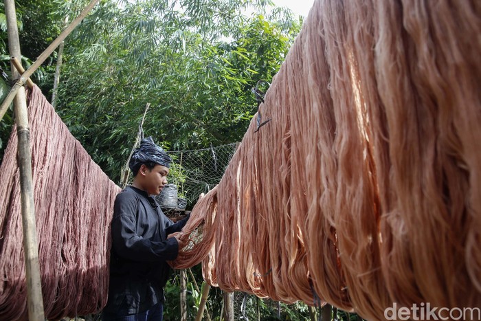 Tenun menjadi salah satu produk masyakarat Baduy. Untuk mewarnai benang kain tenun, masyarakat Baduy menggunakan bahan alami yakni kulit pohon di sekitar mereka.