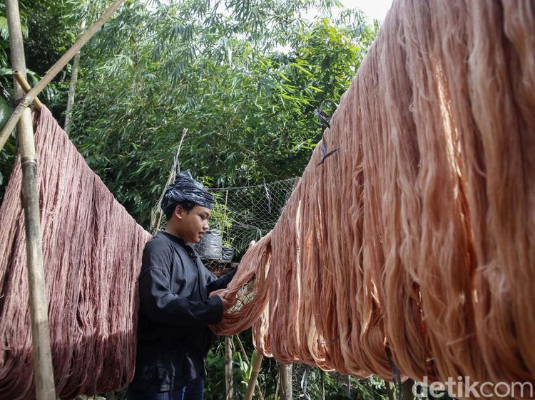 Melihat Pewarnaan Alami Benang Tenun Masyarakat Baduy