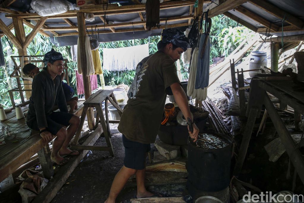 Tenun menjadi salah satu produk masyakarat Baduy. Untuk mewarnai benang kain tenun, masyarakat Baduy menggunakan bahan alami yakni kulit pohon di sekitar mereka.