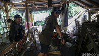 Sistem pembuatannya adalah dengan cara merebus kayu terlebih dahulu, kemudian merendam kainnya kurang lebih 1 minggu.