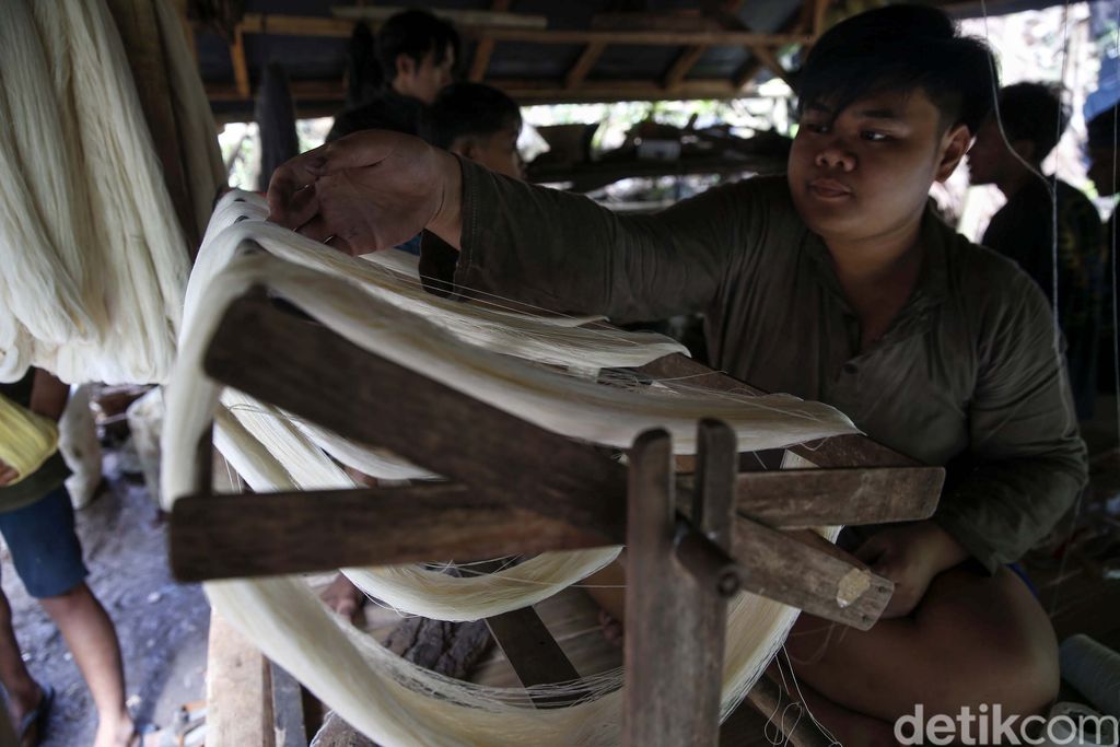 Tenun menjadi salah satu produk masyakarat Baduy. Untuk mewarnai benang kain tenun, masyarakat Baduy menggunakan bahan alami yakni kulit pohon di sekitar mereka.