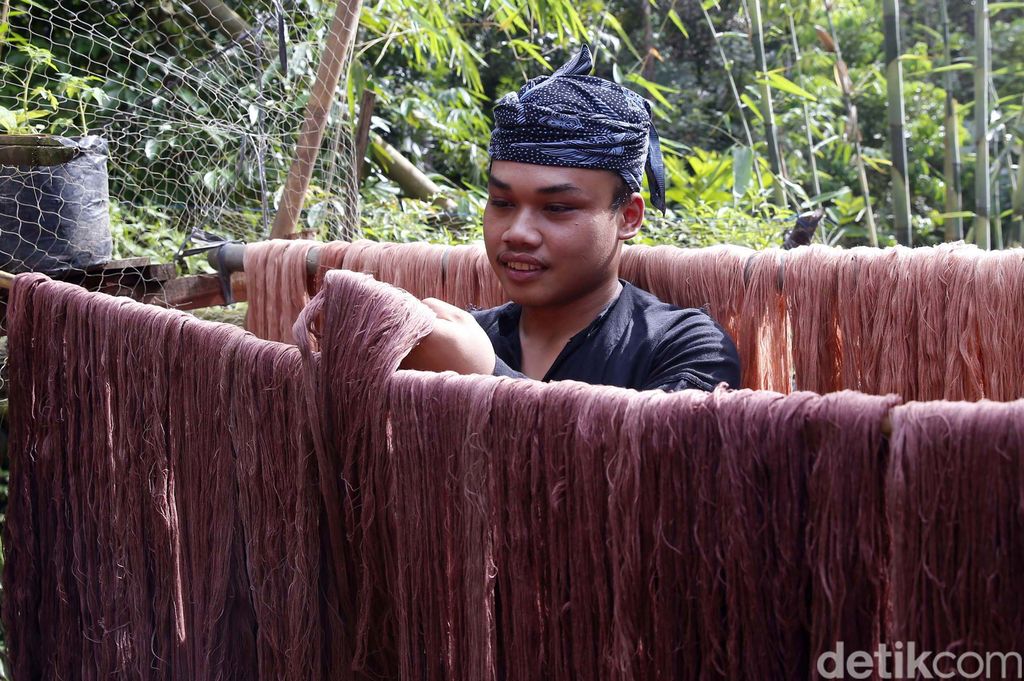 Tenun menjadi salah satu produk masyakarat Baduy. Untuk mewarnai benang kain tenun, masyarakat Baduy menggunakan bahan alami yakni kulit pohon di sekitar mereka.