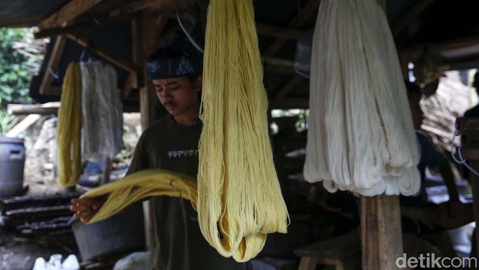 Tenun menjadi salah satu produk masyakarat Baduy. Untuk mewarnai benang kain tenun, masyarakat Baduy menggunakan bahan alami yakni kulit pohon di sekitar mereka.
