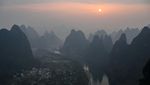 Menikmati Matahari Terbit dari Gugusan Gunung Xianggong China