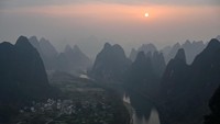Tampak daratan di China Selatan yang biasa disebut Surga di Kaki Langit karena dikelilingi oleh ribuan gunung karang yang berselimut pepohonan hijau.  