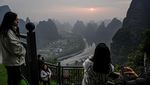 Menikmati Matahari Terbit dari Gugusan Gunung Xianggong China