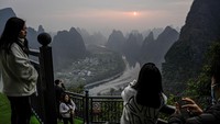 Selain menawarkan pendakian Gunung Xianggong, para turis juga bisa menikmati gugusan pegunungan itu dari sebuah menara.  