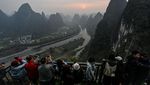 Menikmati Matahari Terbit dari Gugusan Gunung Xianggong China
