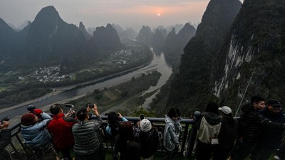 Menikmati Matahari Terbit dari Gugusan Gunung Xianggong China