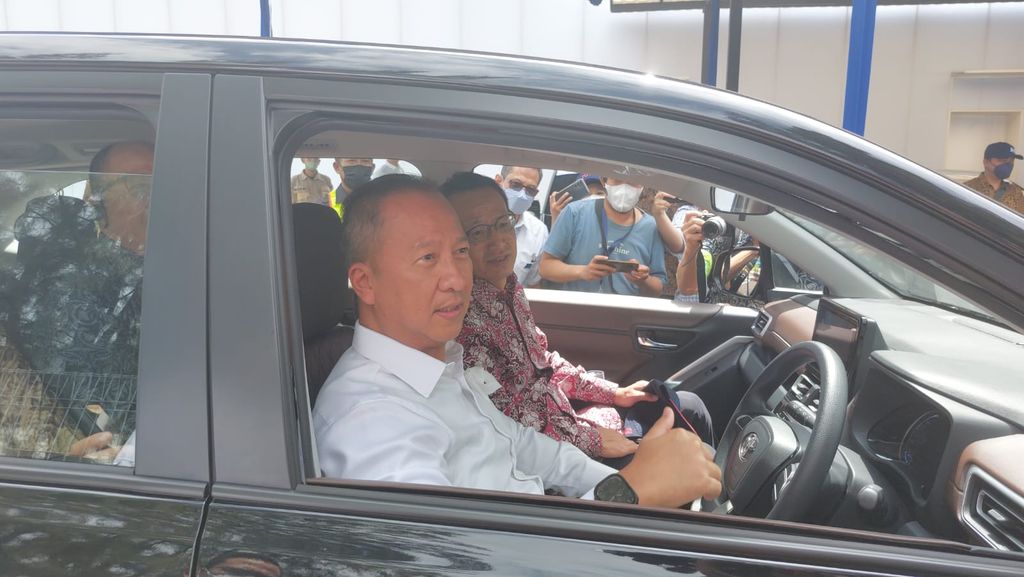 Menteri Perindustrian Agus Gumiwang jajal mobil hybrid milik Toyota