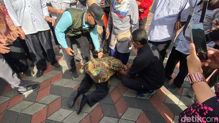 Menteri Risma bersujud di depan seorang guru di SLB Negeri A Pajajaran Bandung.