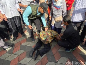 12 Fakta Mensos Risma Sujud Saat Debat di SLB Bandung