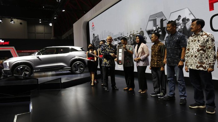 Mitsubishi Donasikan Tujuh Mobil untuk Pendidikan di Indonesia MMKSI mendonasikan 7 (tujuh) unit kendaraan Mitsubishi Motors, berupa model Xpander dan Xpander Cross dan akan diberikan kepada 7 (tujuh) SMK yang berada di seluruh Indonesia. Penyerahan secara simbolis dilakukan oleh perwakilan manajemen MMKSI, Wisnu Wardhana, Director of Administration & Human Resources Division PT MMKSI pada ajang Indonesia International Motor Show (IIMS) 2023, Selasa, 21 Februari 2023.