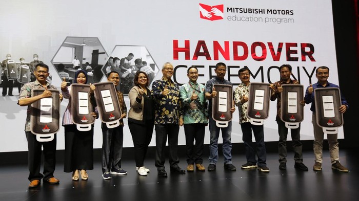 Mitsubishi Donasikan Tujuh Mobil untuk Pendidikan di Indonesia MMKSI mendonasikan 7 (tujuh) unit kendaraan Mitsubishi Motors, berupa model Xpander dan Xpander Cross dan akan diberikan kepada 7 (tujuh) SMK yang berada di seluruh Indonesia. Penyerahan secara simbolis dilakukan oleh perwakilan manajemen MMKSI, Wisnu Wardhana, Director of Administration & Human Resources Division PT MMKSI pada ajang Indonesia International Motor Show (IIMS) 2023, Selasa, 21 Februari 2023.