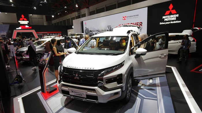 Mitsubishi Donasikan Tujuh Mobil untuk Pendidikan di Indonesia MMKSI mendonasikan 7 (tujuh) unit kendaraan Mitsubishi Motors, berupa model Xpander dan Xpander Cross dan akan diberikan kepada 7 (tujuh) SMK yang berada di seluruh Indonesia. Penyerahan secara simbolis dilakukan oleh perwakilan manajemen MMKSI, Wisnu Wardhana, Director of Administration & Human Resources Division PT MMKSI pada ajang Indonesia International Motor Show (IIMS) 2023, Selasa, 21 Februari 2023.