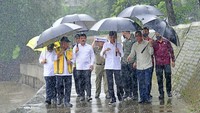 Dimomen tersebut, hujan mengguyur lokasi pengecekan. Jokowi juga berguyon sehabis peninjauan ini, pihak-pihak yang hadir masuk angin semua.