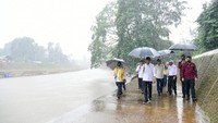 Jokowi mengatakan proyek normalisasi Kali Ciliwung bakal kembali dilanjutkan. Pembebasan lahan juga segera dilakukan.